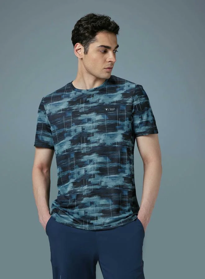 تكنوسبورت تيشيرت تكنوسبورت بقصة ضيقة وطبعة شاملة